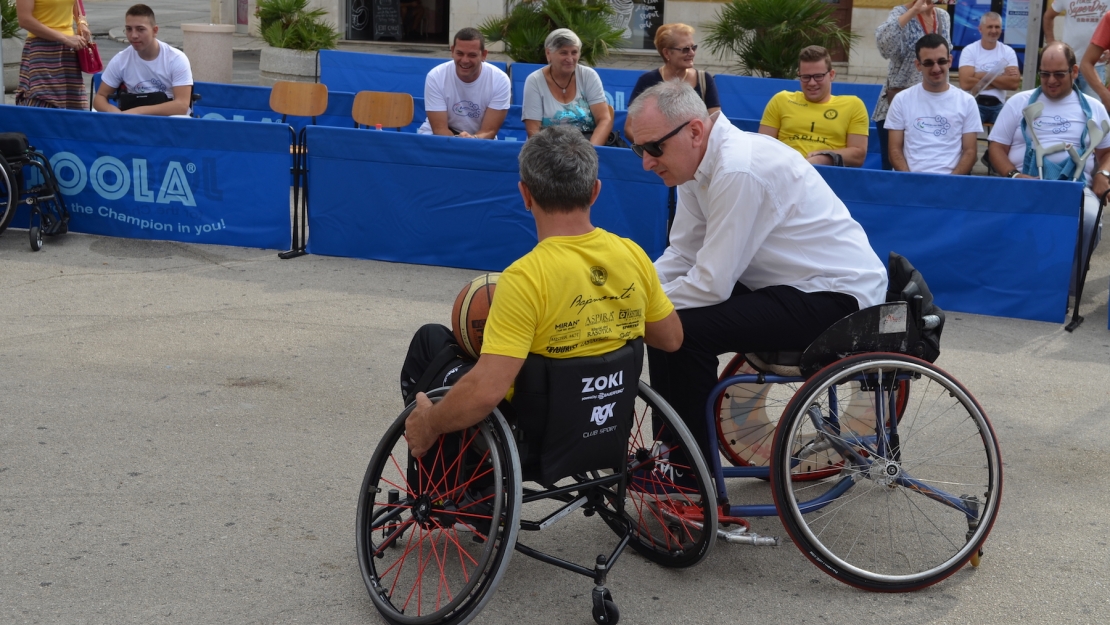 Andro Krstulović Opara igra košarku u kolicima